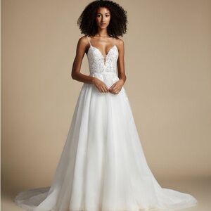 Elegant Lace Bodice Tulle Skirt A-Line Wedding Dress